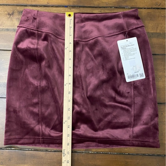 Lululemon Scuba High-Rise Mini Skirt *Velvet Garnet Sz M NWT $88 MSRP - Picture 5 of 7